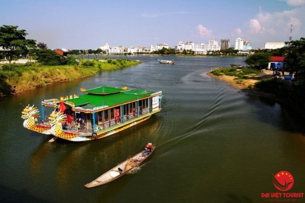 Du thuyền sông Hương giá vé thuyền Rồng Huế chỉ 90k