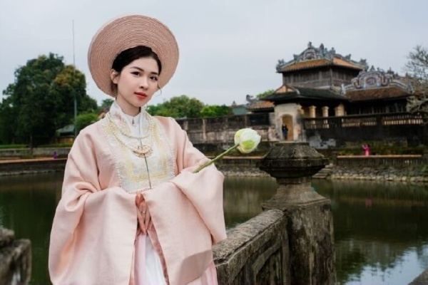 Đi Huế mặc gì chụp ảnh đẹp? Gợi ý cách chọn đồ xinh, hợp