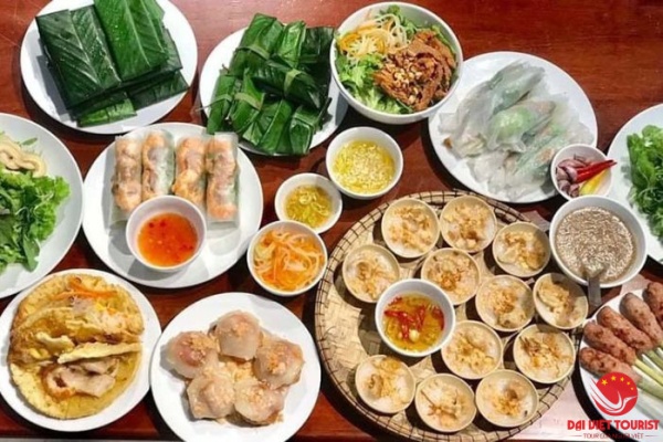 Top 10 quán ăn vặt Huế ngon, rẻ “mê hoặc” các bạn trẻ cố đô