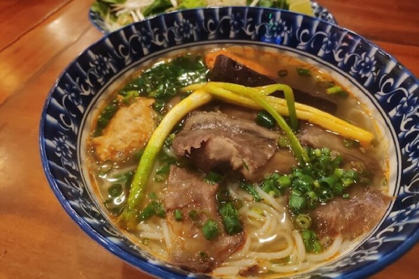 Top 10 quán bún bò Huế ngon có tiếng không nên bỏ lỡ