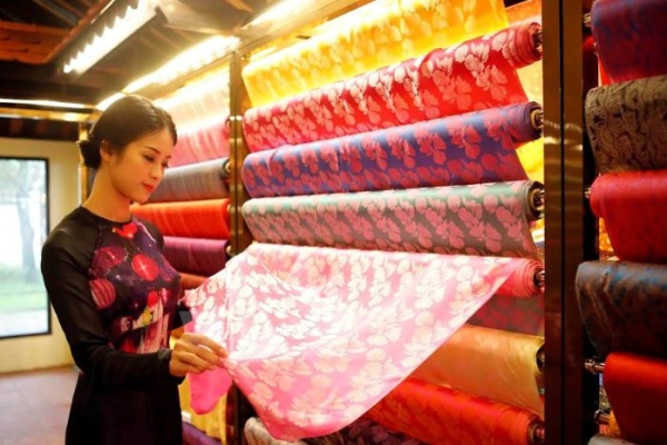 Làng lụa Hội An ở đâu và những trải nghiệm thú vị nhất