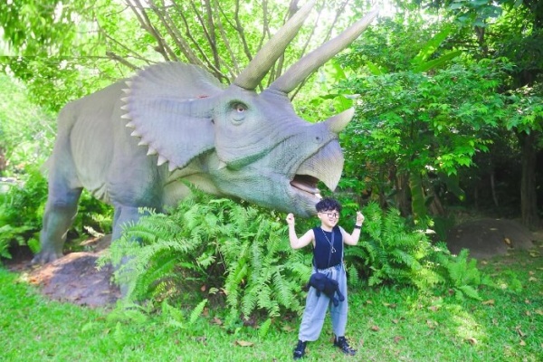 Khám phá công viên khủng long Núi Thần Tài vô cùng độc đáo