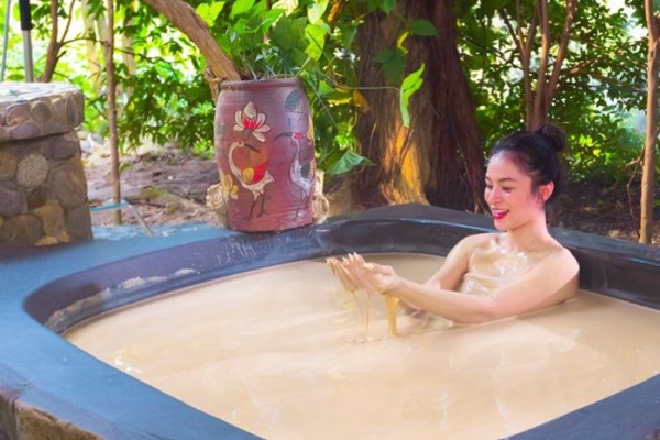 Bảng giá vé dịch vụ tắm bùn ở Núi Thần Tài mới nhất