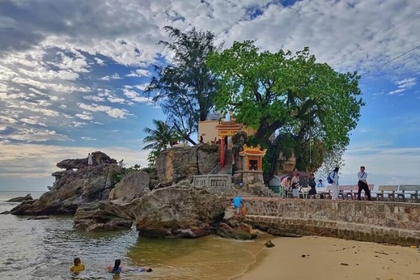 Tham quan Dinh Cậu Phú Quốc – Điểm tâm linh gần 100 tuổi