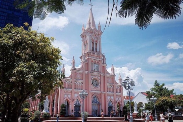Review nhà thờ con Gà Đà Nẵng kiệt tác kiến trúc mê lòng người