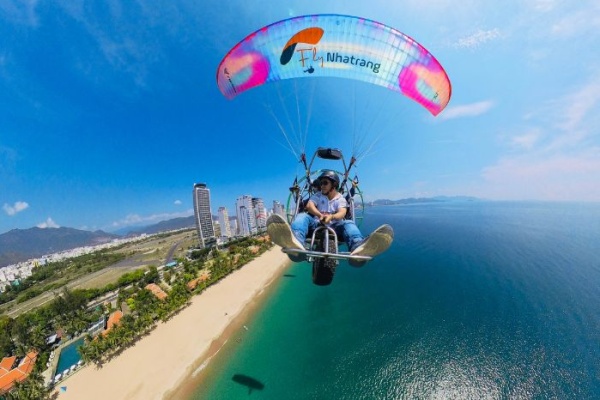 Trải nghiệm dù lượn Nha Trang: Bay lượn giữa biển trời xanh ngắt