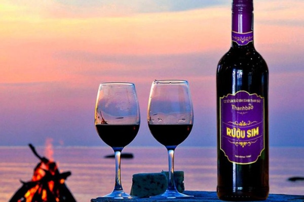 Rượu Sim Phú Quốc đặc sản khiến du khách “say” từ ngụm đầu tiên