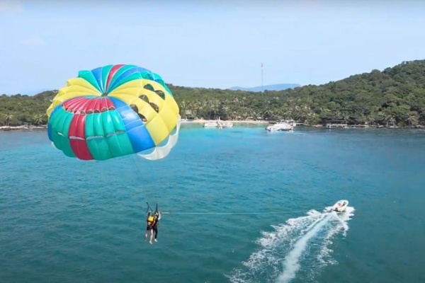 Dù lượn Phú Quốc: parasailing hay paramotor phù hợp hơn?