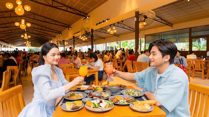 Du khách được thưởng thức bufet 5 sao tại nhà hàng Mango khi tham gia tour
