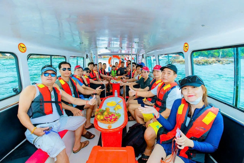 Khởi hành bằng cano để hạn chế say sóng khi di chuyển trên biển