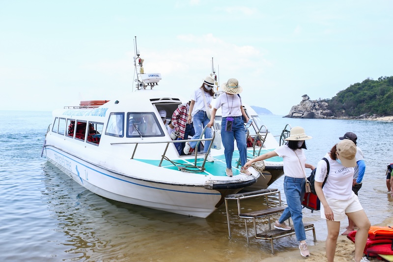 Du khách trải nghiệm di chuyển bằng cano cao tốc hiện đại, nhanh chóng và an toàn