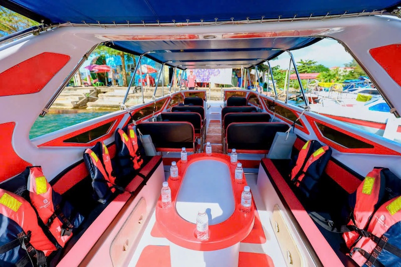 Du khách trải nghiệm di chuyển bằng cano cao tốc hiện đại, nhanh chóng và an toàn