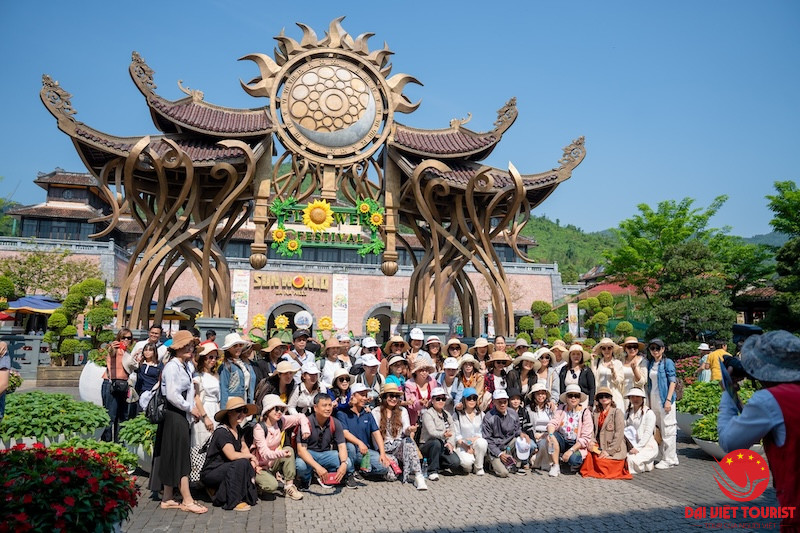 Du khách check in cổng thời gian khi vừa đặt chân đến Bà Nà Hills