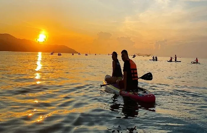 Khách du lịch chèo SUP