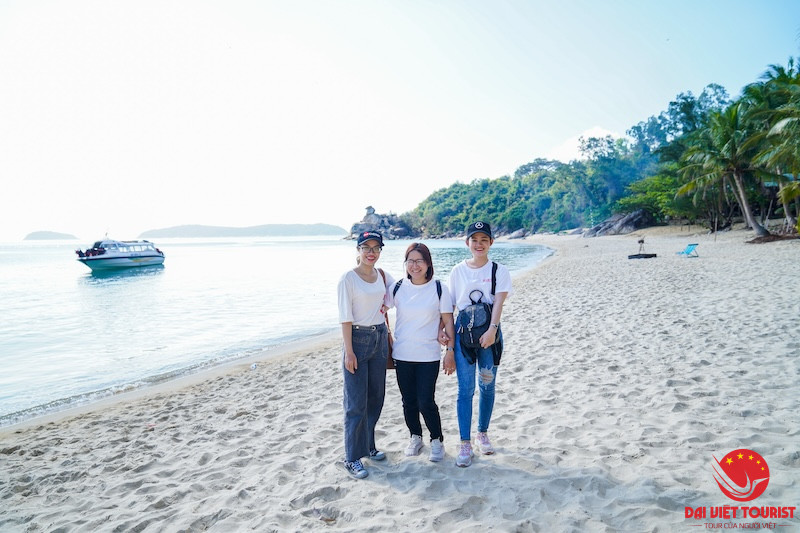 Du khách check in đảo Cù Lao Chàm