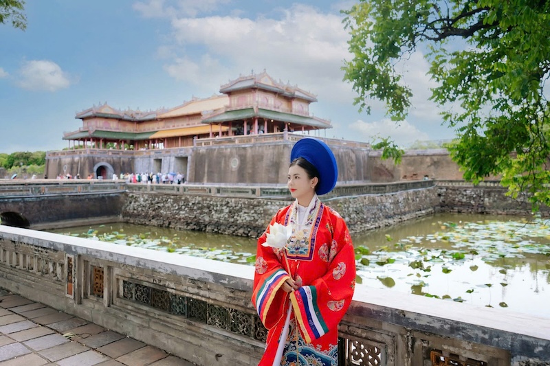 Du khách check in siêu đẹp trong chương trình tour Huế từ Đà Nẵng