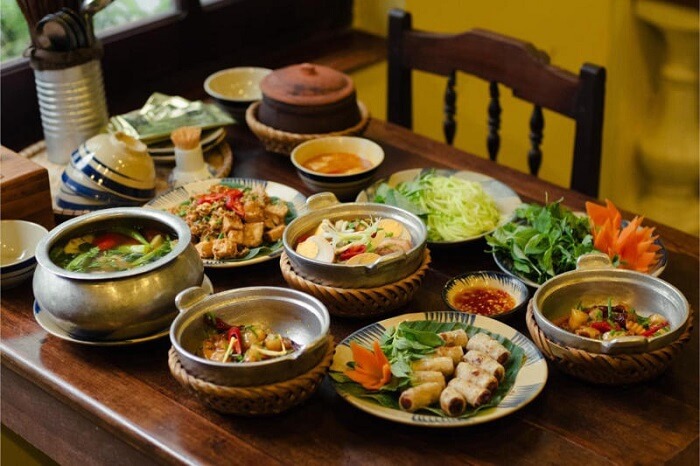 Nhà hàng cơm niêu Huế