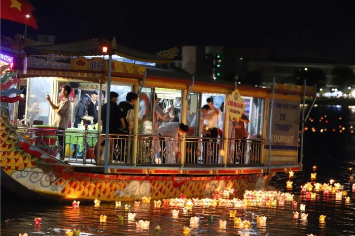 Ca Huế trên sông Hương