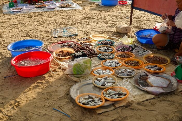 Mua hải sản ở Biển Nguyễn Tất Thành