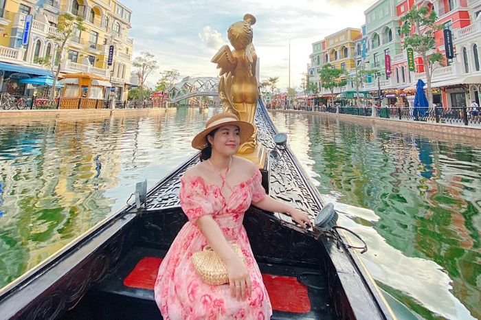 Giá vé đi thuyền sông Venice Grand World Phú Quốc