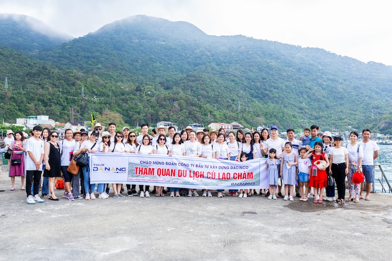 Du khách check in tại Cầu Cảng Cù Lao Chàm