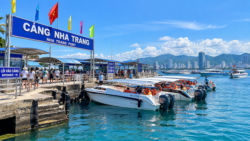 Cảng Nha Trang nơi cano xuất phát ra đảo